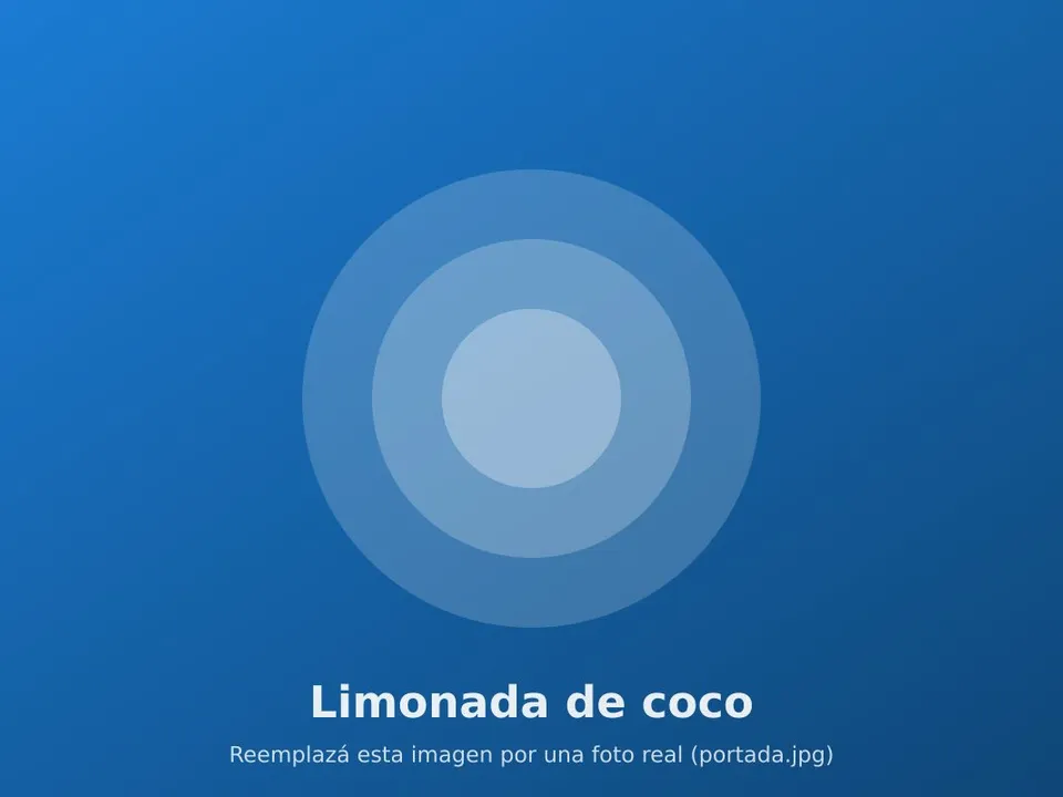 Vaso alto de limonada de coco con hielo y rodaja de limón
