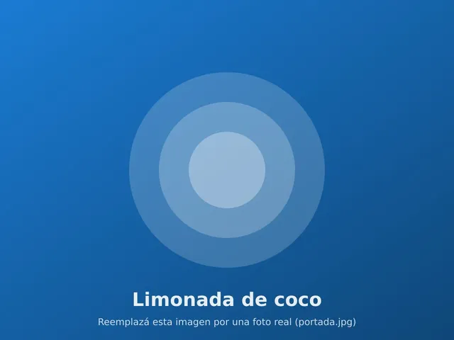 Vaso alto de limonada de coco con hielo y rodaja de limón