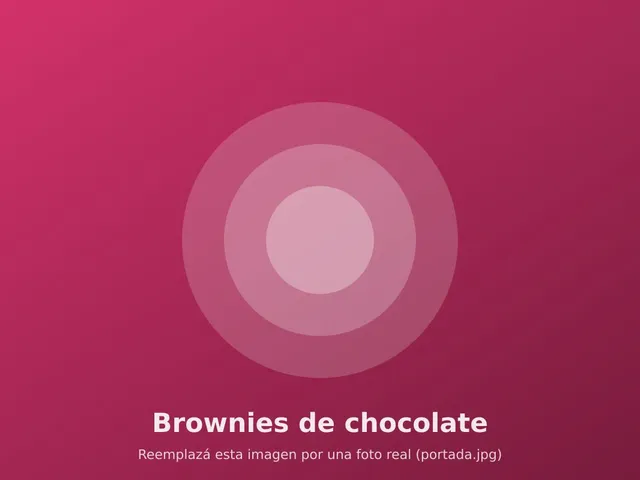 Cuadrados de brownie apilados con la superficie agrietada
