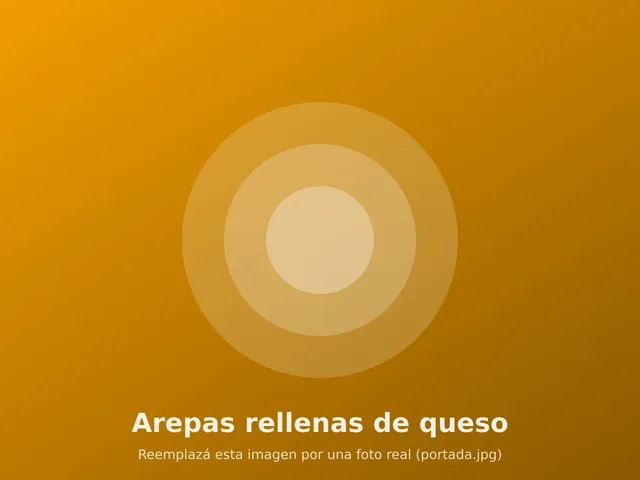 Arepas doradas abiertas con queso derretido